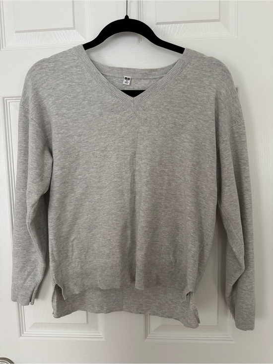 Uniqlo Sweaters - Women’s Uniqlo Size XS Light Gray V-Neck Sweater